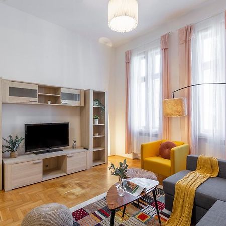 Cozy Home By Bella In The Heart Of Budapest Extérieur photo