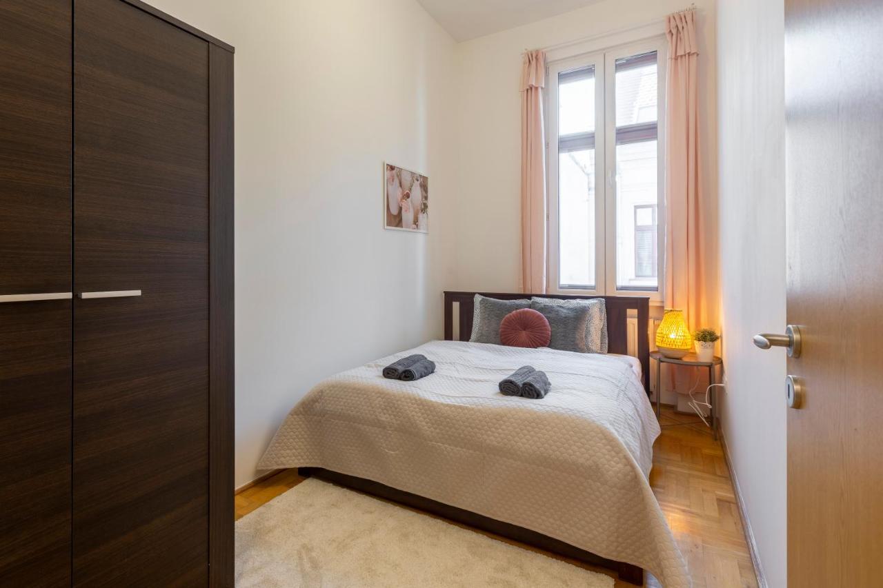 Cozy Home By Bella In The Heart Of Budapest Extérieur photo