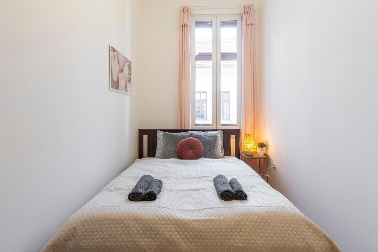 Cozy Home By Bella In The Heart Of Budapest Extérieur photo